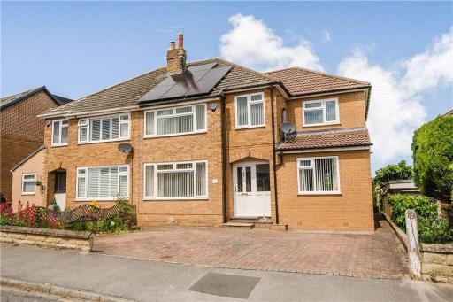 Large 4 bedroom home in Boston Spa village In-between York, Harrogate and Leeds, Sleeps 9 - Housity