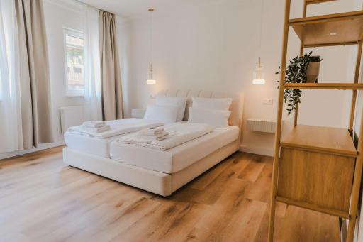 STAYLIGHT Business & Boutique Apartment - Parking lot - Housity