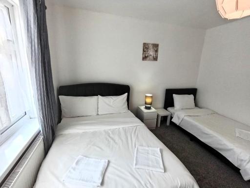London Luxury 3 Bedroom Apartment close to East Ham Station - Housity