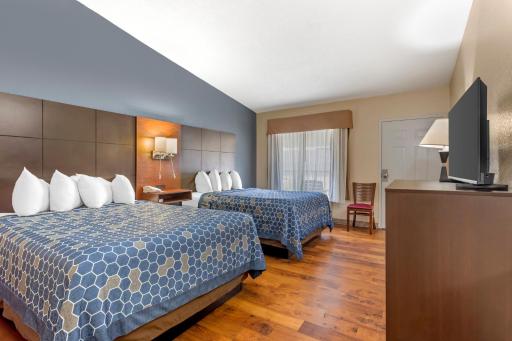 Econo Lodge Inn & Suites Gatlinburg at the Convention Center - Housity
