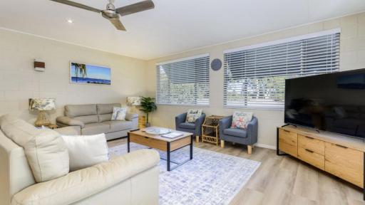 Bribie Beach House, Waterfront directly across the road - Solander Esp, Banksia Beach - Housity
