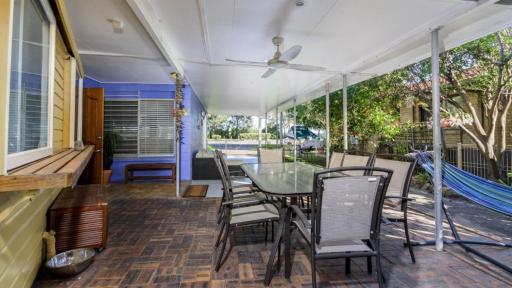 Bribie Beach House, Waterfront directly across the road - Solander Esp, Banksia Beach - Housity