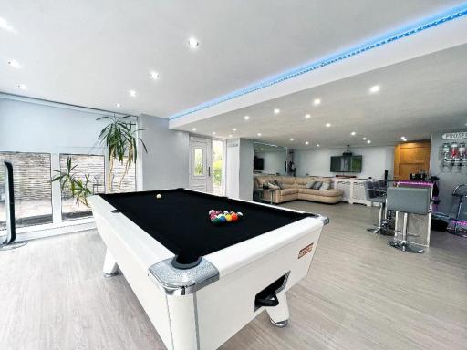 2 Bedroom Garden Flat - Housity