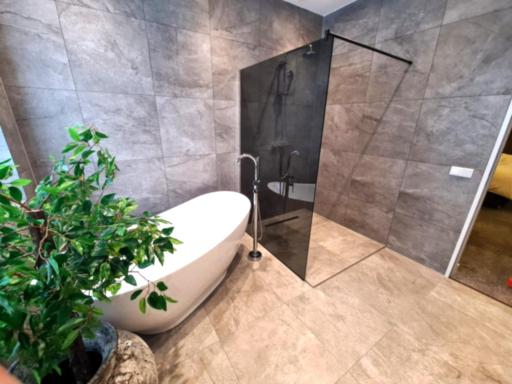 3 Monkeys Hotel - Housity