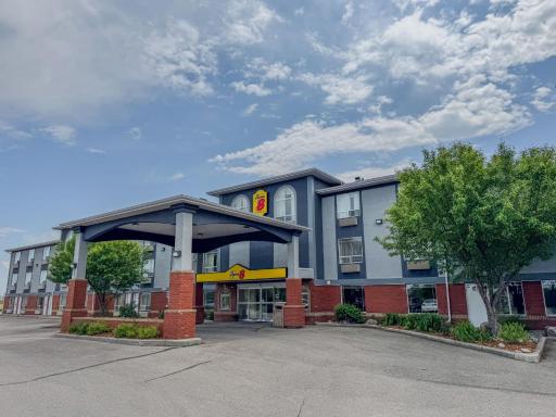 Super 8 by Wyndham High River AB - Housity