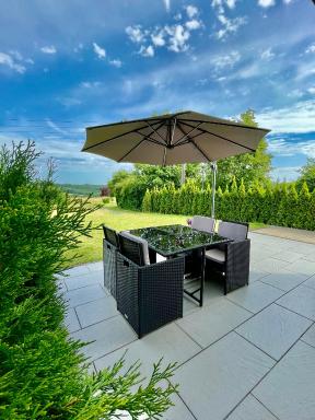 Ruhige 5 Sterne Ferienwohnung Terrasse & Aussicht stilvoll & modern - Housity