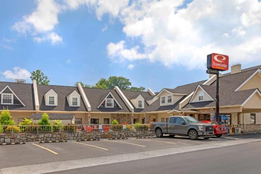 Econo Lodge Inn & Suites Gatlinburg at the Convention Center - Housity