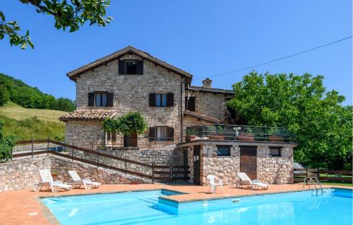 Stunning Apartment In Montemonaco - Housity