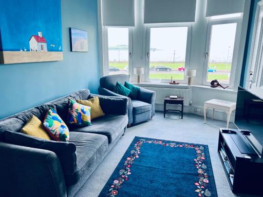 Seaview one bedroom apartment in centre of Largs - Housity