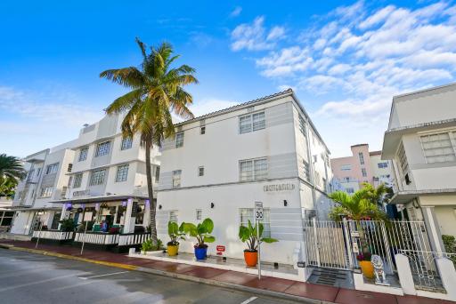 Chesterfield Hotel & Suites - Housity