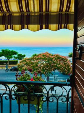 HICE ROOM Sul Lungomare Vista Mare - Housity