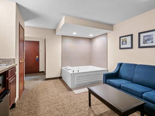 Comfort Inn & Suites Allen Park - Dearborn - Housity