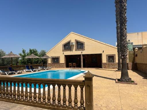 Relax y piscina privada para familias - Housity