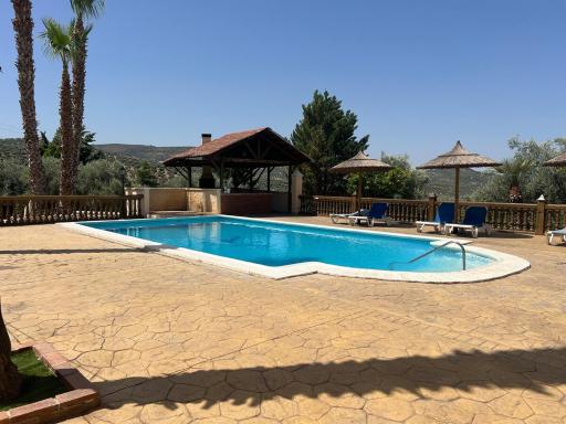 Relax y piscina privada para familias - Housity
