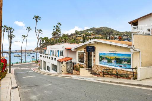 Catalina Courtyard Suites - Housity