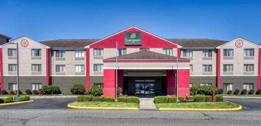 Evergreen Inn & Suites - Housity