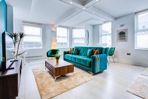 Stylish 1 Bedroom Apartment, High St. Sutton, Free Parking - Housity