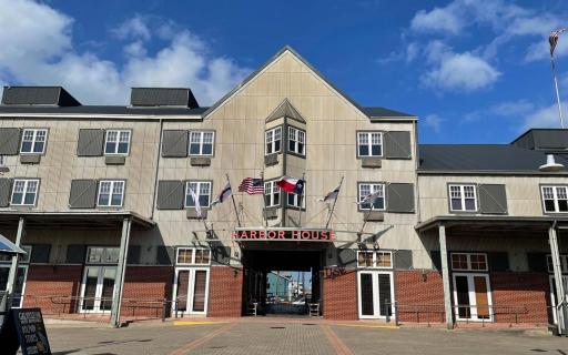 Harbor House Hotel and Marina at Pier 21 - Housity