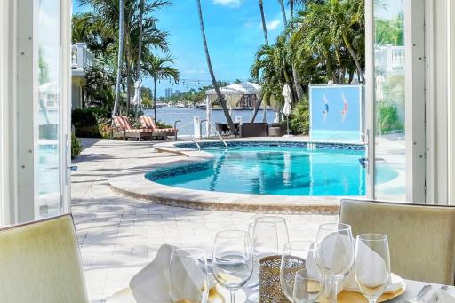 The Pillars Hotel & Club - Housity