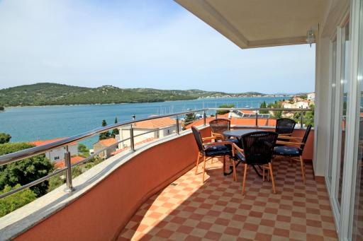 Apartments Hari Tisno - Housity