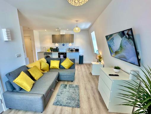 MODERN 1 BED FLAT 2 MINS WALK FROM RESTAURANTS BARS CLUBS & BEACH! Wow! - Housity