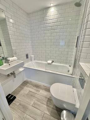 MODERN 1 BED FLAT 2 MINS WALK FROM RESTAURANTS BARS CLUBS & BEACH! Wow! - Housity