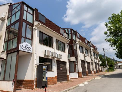 La Piazza Hotel - Housity