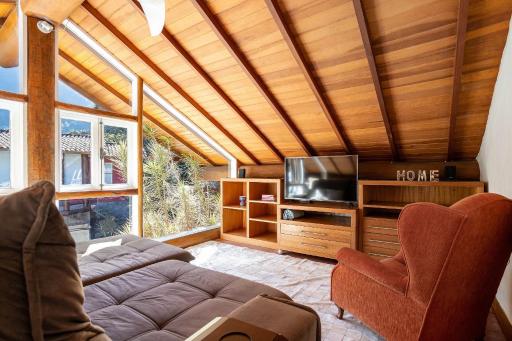 Casa Maria Comprida Araras, serviço incluído, 5 quartos, piscina e área gourmet - Housity