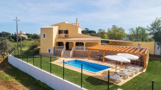 Casa Lombos Nova - wonderful new house with private pool AC and pool table - Housity