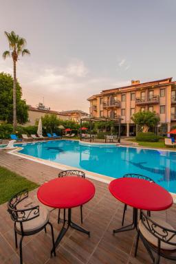 Golden Moon Hotel - Housity