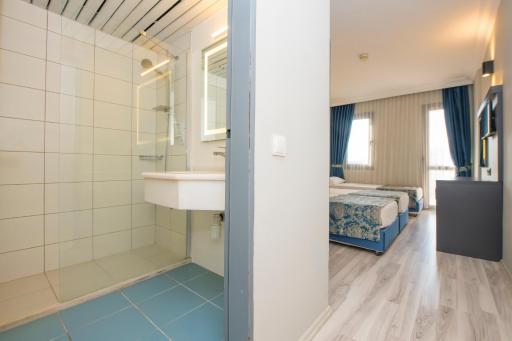 Golden Moon Hotel - Housity