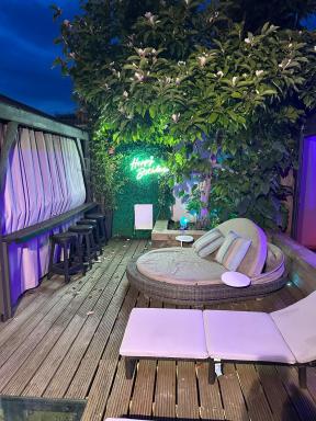 Ashbys Studios with Spa included - Housity