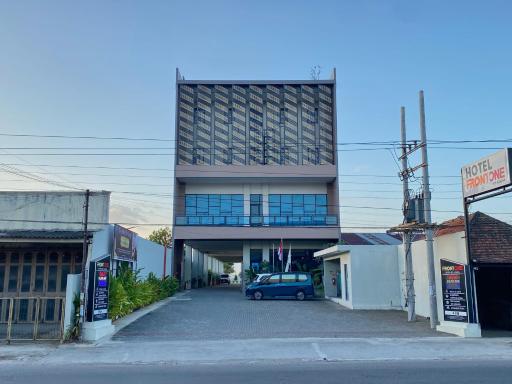 Front One Hotel Gombong - Housity