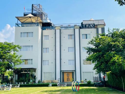 Hotel Three Seasons - Housity