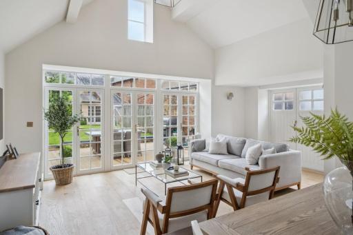 Historic terrace house in Old Amersham - Housity