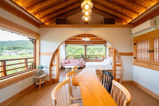 Gyeongju Jiseom Hanok Pool Villa Pension - Housity