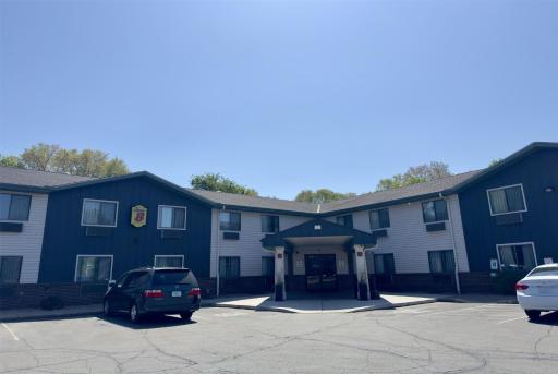 Super 8 by Wyndham Shakopee - Housity