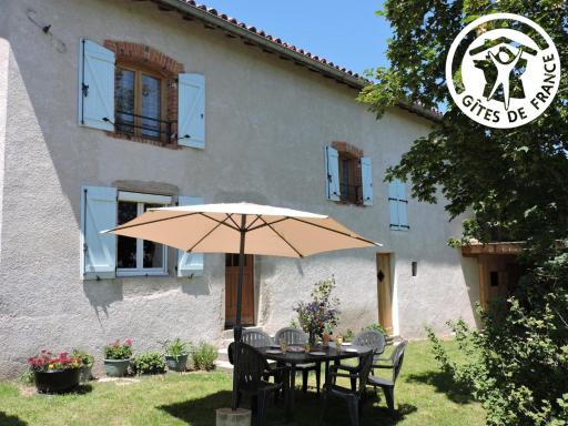 Gîte Les Hortensias à Pralong - Charme et Confort pour 4 Pers avec Internet - FR-1-496-117 - Housity