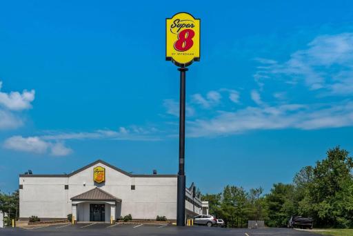 Super 8 by Wyndham Brownsburg - Housity