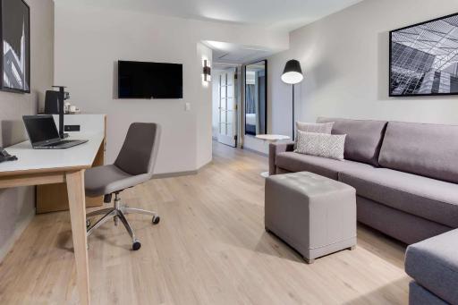 Radisson Hotel Phoenix Airport - Housity