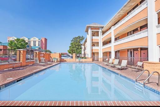 Days Inn by Wyndham Irving Grapevine DFW Airport North - Housity