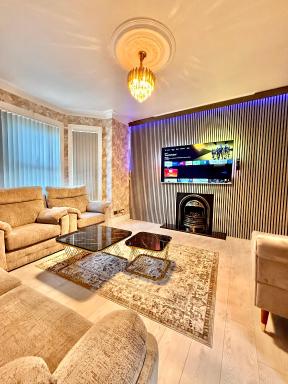 Full Home with Free Parking in Moss Bank near Cheetham Hill, Crumpsall, Manchester - Housity