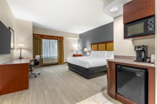 Best Western Plus Waxahachie Inn & Suites - Housity