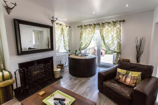 Lincoln Holiday Retreat Cottage with Private Hot Tub - Housity