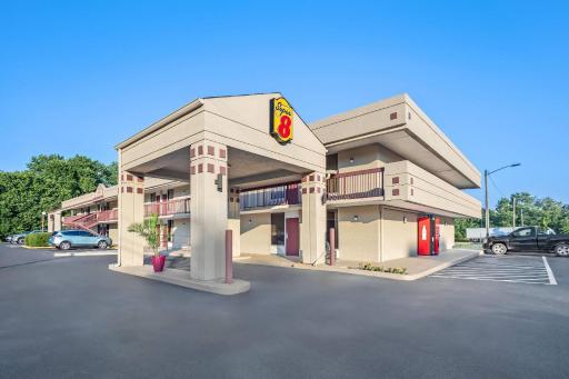 Super 8 by Wyndham Commerce - Housity