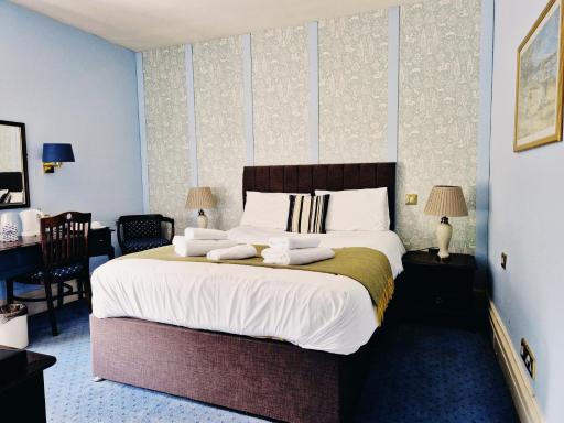 The Devil's Punchbowl Hotel - Housity