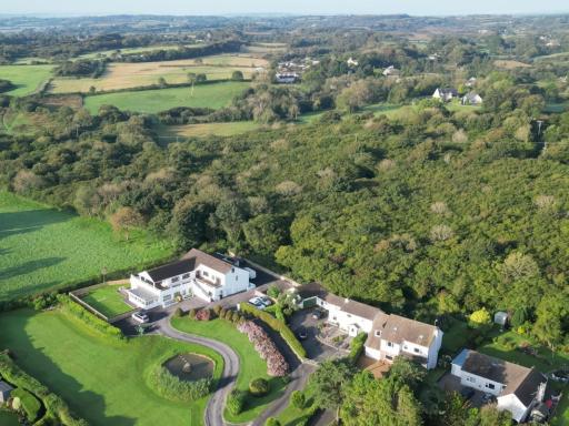 Top Of The Lane Luxury Holiday Apartment - Housity