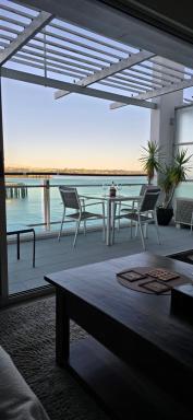 Life on Water- Princes Wharf apartment with fabulous views - Housity