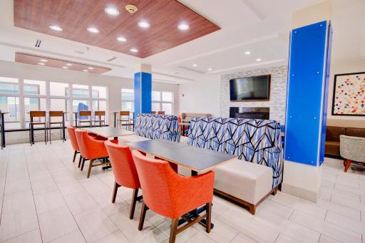 Holiday Inn Express Hotel & Suites Chester by IHG - Housity