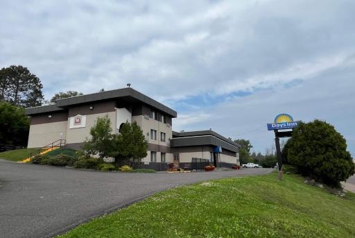 Days Inn by Wyndham Duluth Lakewalk - Housity